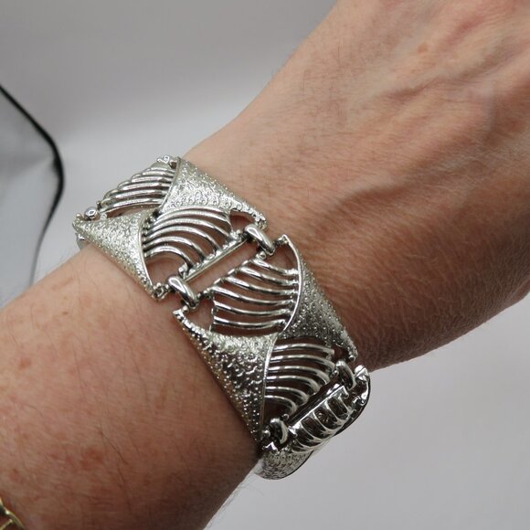Coro Pegasus Vintage Open Work Textured Silver Tone Bracelet - Picture 1 of 10